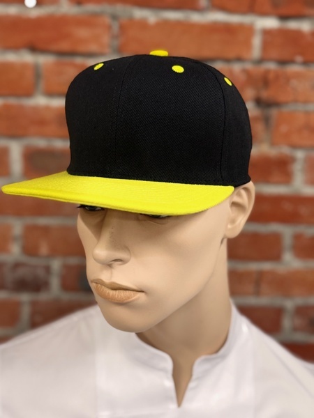 Кепка SNAPBACK чёрная желтый козырёк